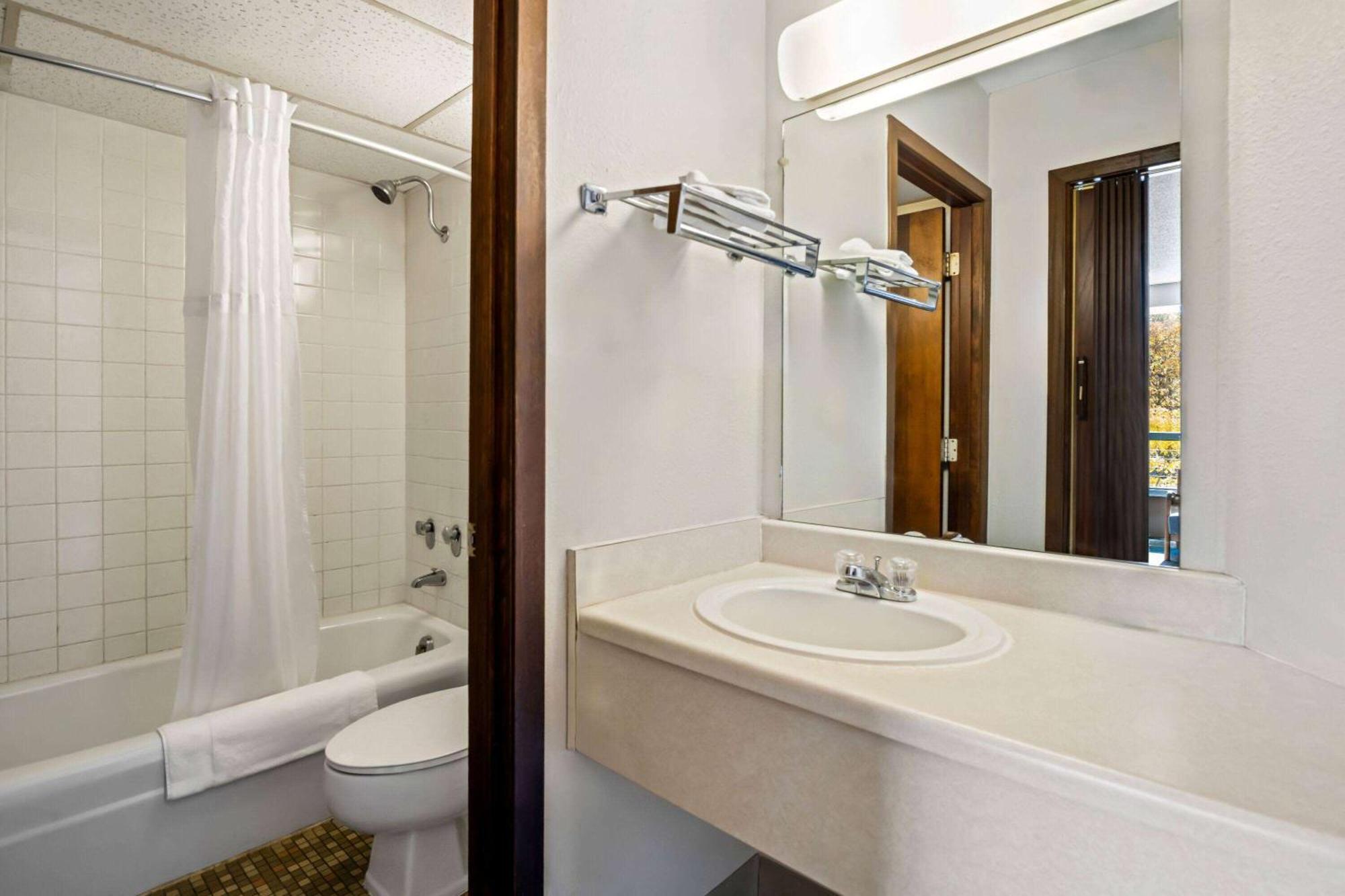 Days Inn By Wyndham Dubuque Luaran gambar