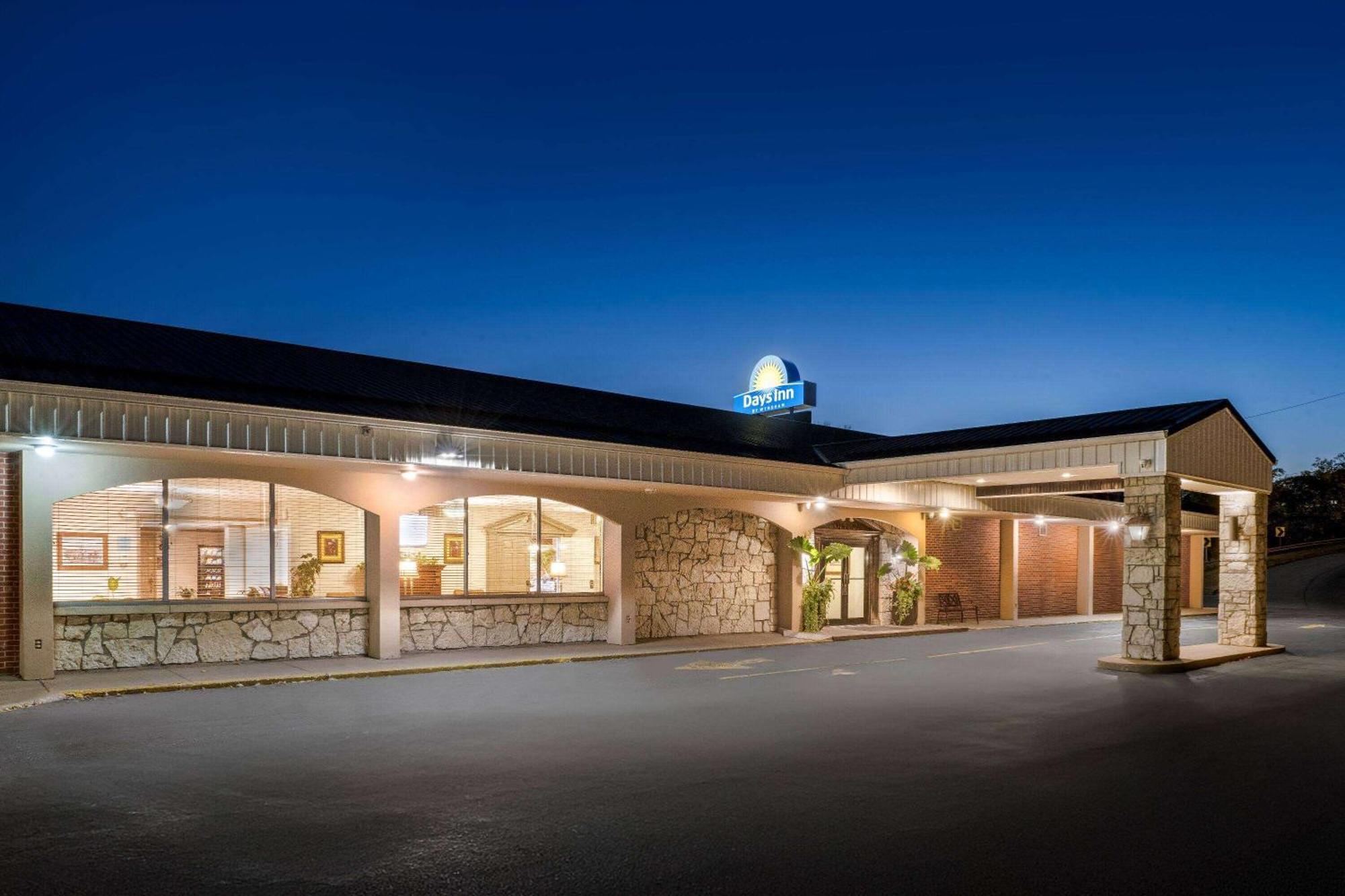 Days Inn By Wyndham Dubuque Luaran gambar